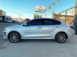 Kia Rio 2023 lleno