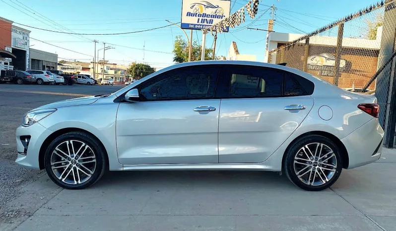 Kia Rio 2023 lleno