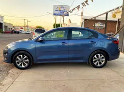 Kia Rio 2023 lleno