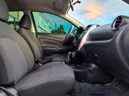 Nissan Versa lleno