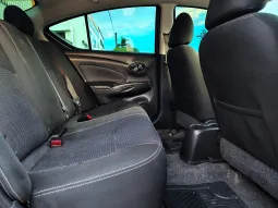 Nissan Versa lleno