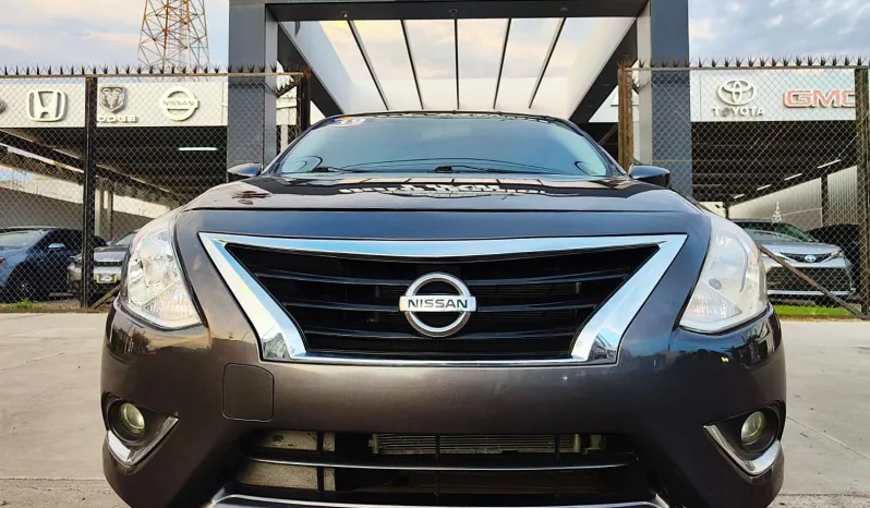 Nissan Versa lleno