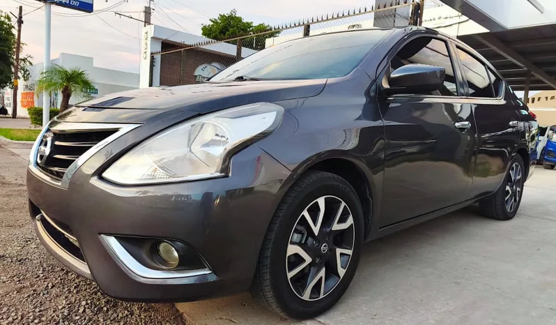 Nissan Versa lleno