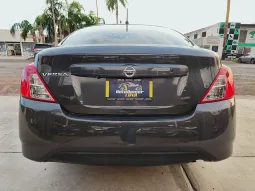 Nissan Versa lleno
