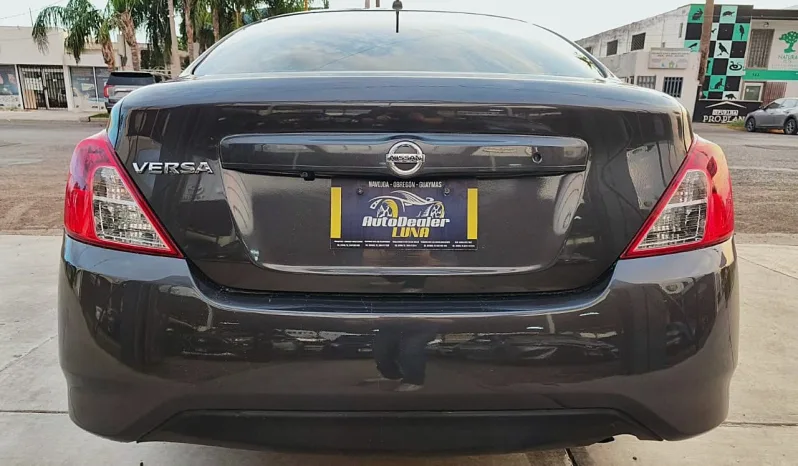 Nissan Versa lleno