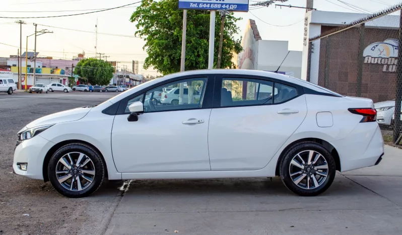 Nissan Versa 2024 lleno